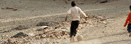 marokkanische Kinder beim Fußballspielen